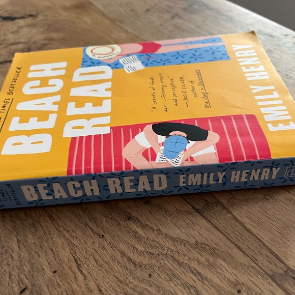 Beach Read by Emily Henry - Picture 6 of 6